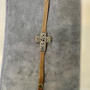 LEATHER BRACELET WITH SILVER CROSS